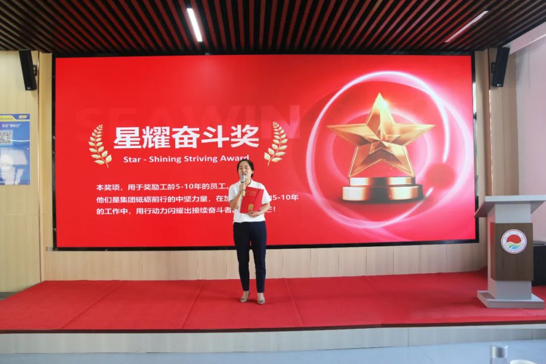 青岛伟德betvlctor官方版生物集团成立二十五周年表彰大会隆重举行