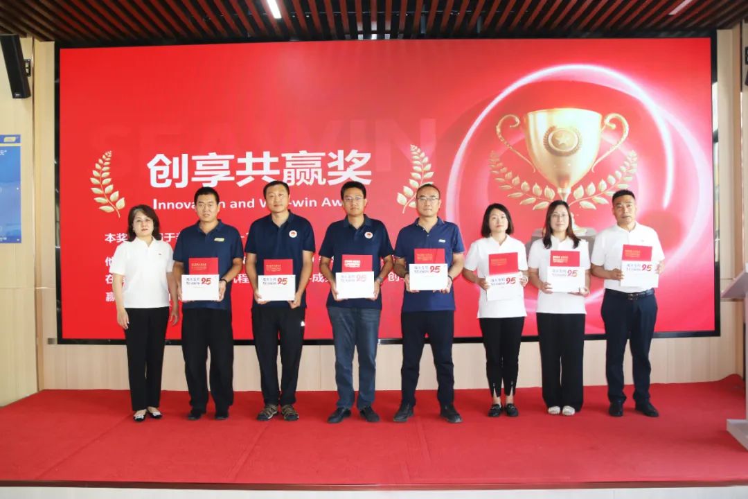 青岛伟德betvlctor官方版生物集团成立二十五周年表彰大会隆重举行