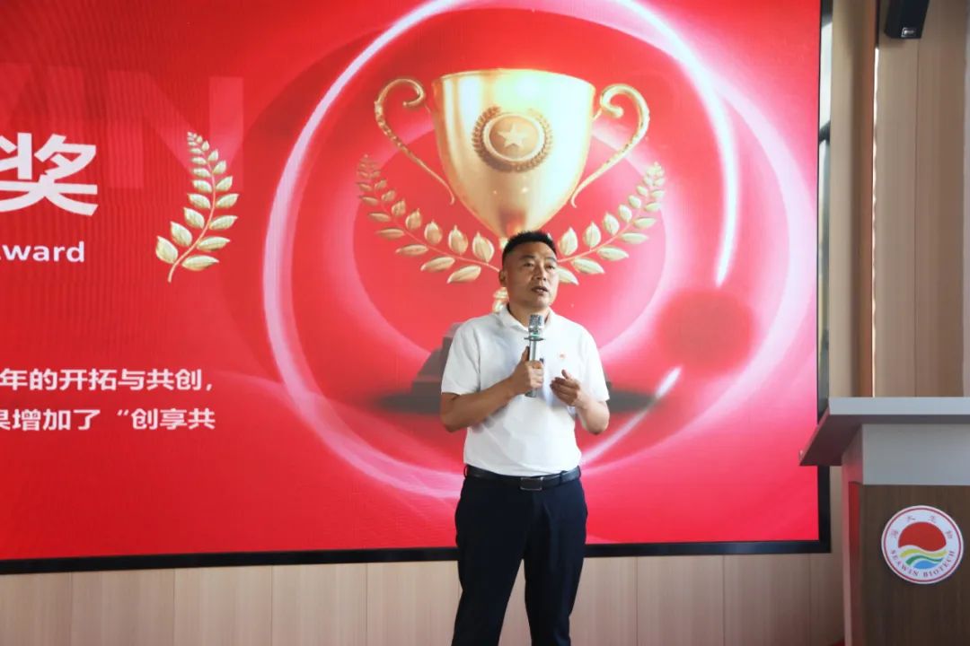 青岛伟德betvlctor官方版生物集团成立二十五周年表彰大会隆重举行