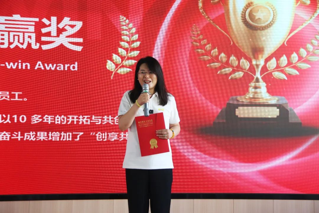 青岛伟德betvlctor官方版生物集团成立二十五周年表彰大会隆重举行