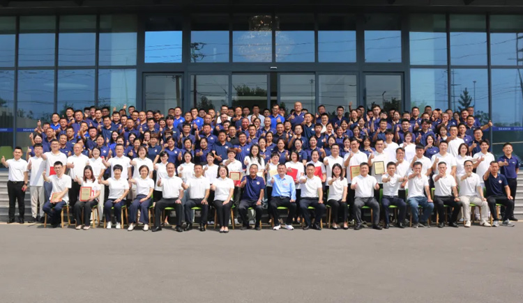 新芯因海 大有未来——青岛伟德betvlctor官方版生物集团成立二十五周年表彰大会隆重举行